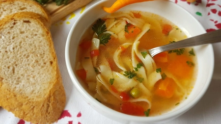Supa de pui cu tăiței de casă. Cea mai delicioasă rețetă pe care o poți face în sezonul rece