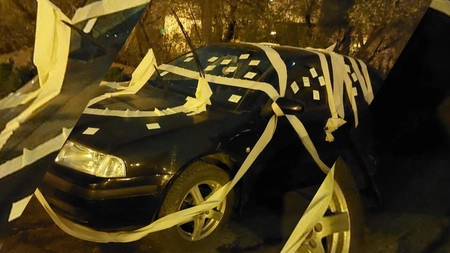 Surpriză de proporții în cartierul Alexandru cel Bun! Mai mulți șoferi și-au găsit mașinile acoperite cu hârtie igienică și autocolante