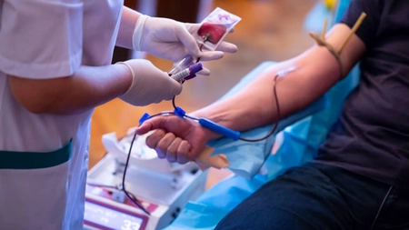 Un tânăr de 22 de ani, bolnav de leucemie, are nevoie urgent de sânge și trombocite: „V-aș fi foarte recunoscătoare ca în această situație de viață și de moarte să ne ajutați”