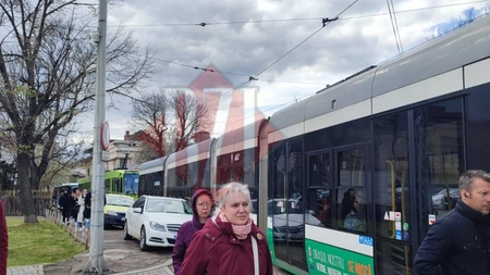 Circulația tramvaielor este blocată în Târgu Cucu după ce au rămas fără curent - UPDATE