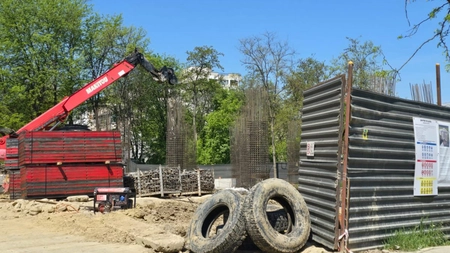 Ieșenii care locuiesc pe strada Hlincea, disperați de utilajele care tranzitează zona spre șantierul afaceristului Claudiu Adumitroaie: „Au distrus strada, ne-au zgâriat mașinile”