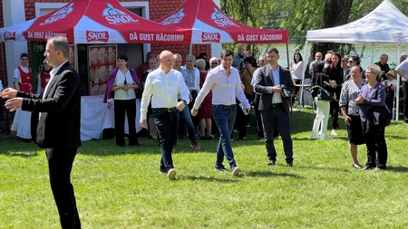 Pomană electorală de 1 mai, la Iași. PNL și-a trimis „săgețile” să pupe pensionarii care își vând voturile pentru 2 mici și o bere