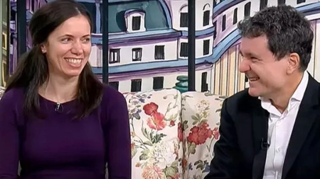 Cât costă rochia purtată de iubita lui Nicușor Dan la dezbaterea de la TVR. E sărac primarul Bucureștiului sau doar zgârcit?!