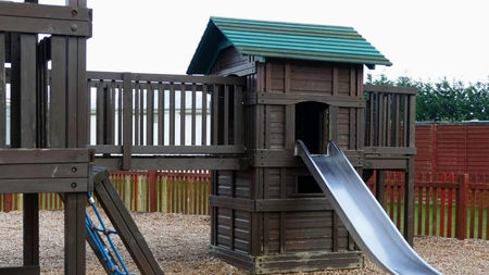 GHID: Cum să alegi toboganul perfect pentru curtea ta