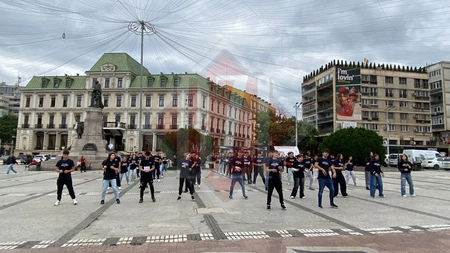 Flash mob pentru nonviolență în Piața Unirii din Iași, organizat de elevii Colegiului „Mihail Sturdza”