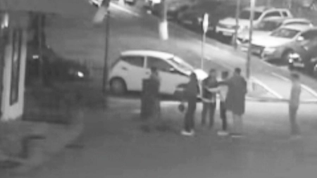 Imagini șocante de pe camerele de supraveghere! O tânără a fost desfigurată de un grup de băieți, la ieșirea dintr-un club din Tudor Vladimirescu! „Aveam părul plin de sânge”