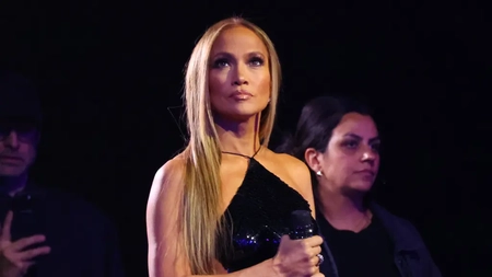 Jennifer Lopez, aproape goală la AMA 2025! Rochia cu diamante care a lăsat totul la vedere