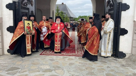 Pelerinaj de mare însemnătate la Mănăstirea Hadâmbu. Moaștele Sfântului Mare Mucenic Pantelimon, aduse din Grecia, spre închinare - LIVE VIDEO