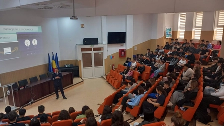 Polițiștii ieșeni colaborează cu elevii pentru prevenirea fraudei și abuzurilor în mediul virtual