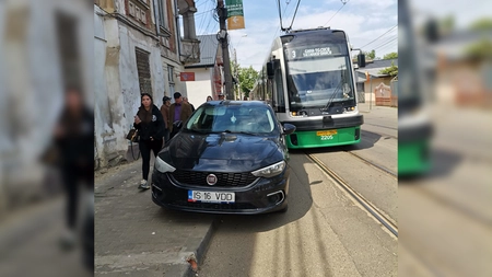 Circulație blocată în Tătărași! Un șofer a parcat neregulamentar pe traseul tramvaiului 3