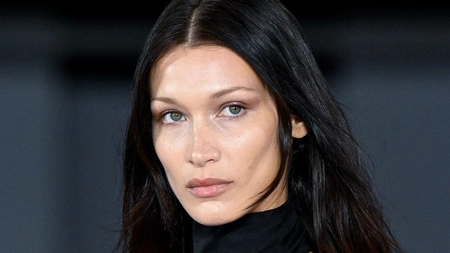 Bella Hadid, surprinsă într-un costum de baie în carouri. Iată cât de bine arată fotomodelul