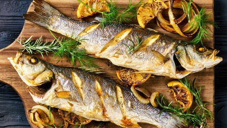 Cea mai delicioasă rețetă de biban de mare la cuptor. Secretul pentru a crea o cină delicioasă cu doar câteva ingrediente simple