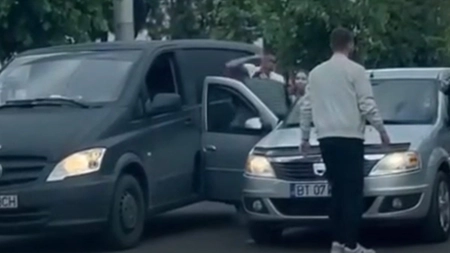 Bătaie golănească în Copou! După un accident minor, șoferii s-au luat la pumni în mijlocul străzii. Polițiștii au fost chemați de urgență, dar bătăușii au luat-o la fugă