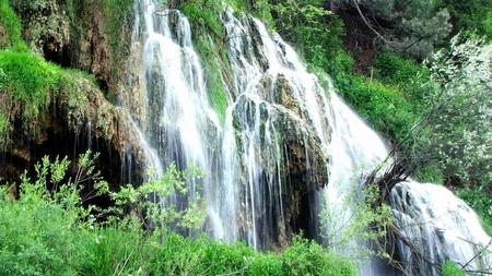 Cascada cu apă termală din Toplița – Iată cât de spectaculoasă este și de ce este unică în România