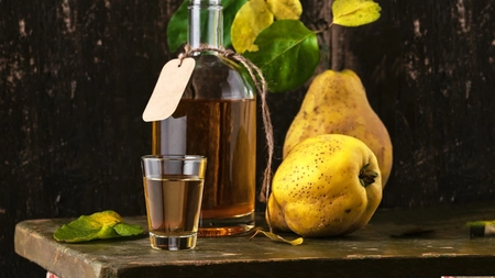 Cât zahăr se pune la țuica de gutui? Iată secretele pentru o băutură deosebită, foarte aromată