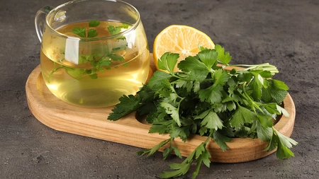 Ce beneficii are ceaiul de pătrunjel proaspăt? Iată cum se prepară acest remediu natural!