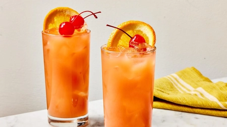 Rețeta pentru un cocktail Sex on the Beach reușit. Băutura colorată care aduce vara în pahar