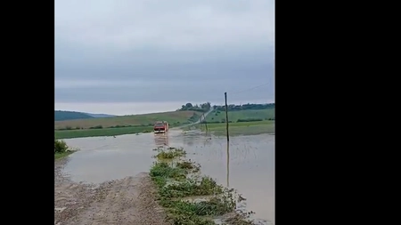 Drum încă impracticabil între Poiana de Sus și Runcu, comuna Țibana, din cauza inundațiilor