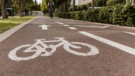 Primarul PNL Ioan Alexa cheltuie 2,5 milioane de lei pentru construirea pistelor pentru biciclete în Podu Iloaiei