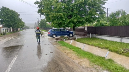 Pompierii au intervenit de urgență în Pârcovaci, după ce 6 curți au fost inundate