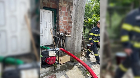 Intervenție a pompierilor ieșeni pentru evacuarea apei dintr-un beci inundat în zona Cicoarei - UPDATE