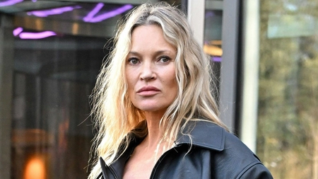 Kate Moss își etalează picioarele într-o rochie scurtă. Iată cum s-a afișat vedeta în cadrul unui shooting de lux în Londra
