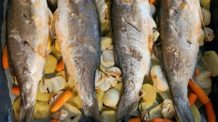 Cea mai delicioasă rețetă de lup de mare la cuptor. O masă simplă, dar sănătoasă, ce o poți face în câteva minute