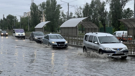 Sistemul de canalizare nu a făcut față ploilor torențiale ce au avut loc în Iași. Mai multe străzi din oraș au devenit adevărate lacuri