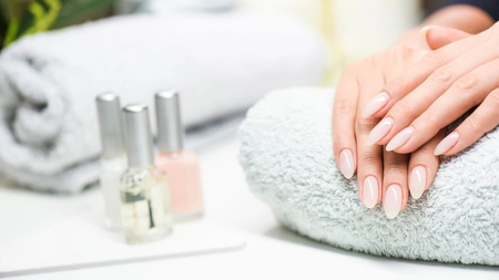 Pericol la raft și online! Mai multe produse pentru unghii interzise în UE din cauza riscului de cancer, șoc electric și contaminare cu plumb!