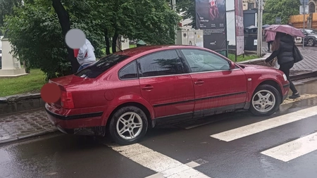 Haos în centrul orașului! Zeci de mașini, parcate pe trotuare și trecerile de pietoni. Polițiștii nu au iertat pe nimeni: „Sunt cazuri pe care nu poți să le treci cu vederea”