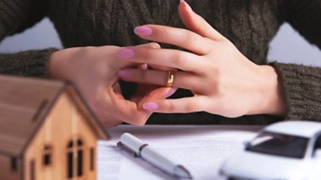 După o căsătorie de 7 ani, o femeie din Iași vrea să își lase fostul partener fără apartament și mașină: „Nu a adus niciun ban în casă, în ultimii ani”