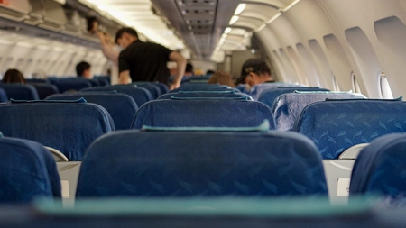 Pasagerii indisciplinați riscă amenzi colosale! Noile reguli din avioane intră în vigoare: ridicatul prea devreme poate costa scump