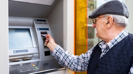 Acești români care iau pensia pe card nu vor primi banii în luna mai! De ce pensia se virează abia în luna iunie
