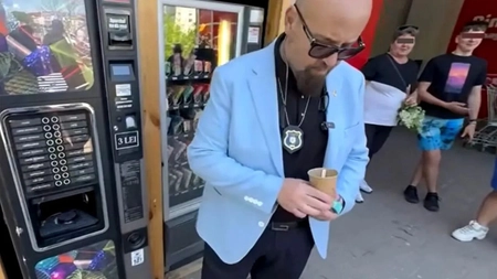 Surpriza lui Piedone după ce a cumpărat o cafea la 3 lei. Ce a primit, de fapt, șeful ANPC de la automat