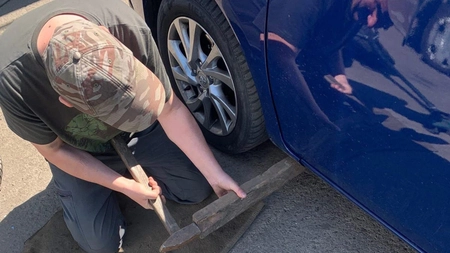 Un ieșean și-a dus mașina la vulcanizare pentru o pană, însă angajații au distrus autoturismul: „A încercat să îndrepte aripa cu o bucată de lemn”