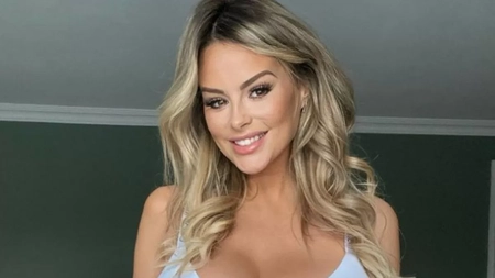 Rhian Sugden a avut o apariție incendiară într-un bikini minuscul. Imagini care au uimit fanii