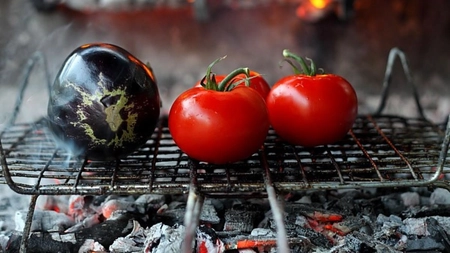 Salată de roșii coapte. Iată cum să faci o garnitură perfectă!
