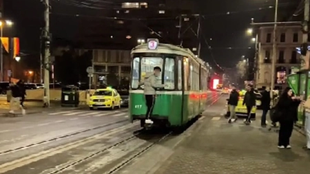 Imagini șocante în centrul Iașului! Un tânăr s-a urcat pe cârligul unui tramvai în mișcare: „Am căzut când am sărit, că prinsese ceva viteză”