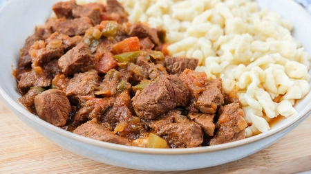 Rețeta ungurească de tocăniță de vită – Un preparat delicios și de bază în această bucătărie