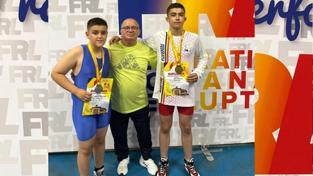 Doi copii din Iași s-au întors cu medalii de la Campionatul Național de Lupte Libere de la Buzău: „Au muncit foarte mult”