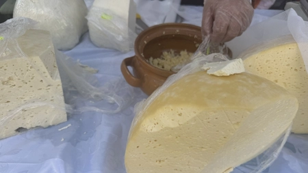 Din acest loc se poate cumpăra cea mai bună și ieftină brânză. Nici nu îți imaginezi ce varietate de produse sunt expuse