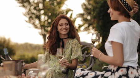 Ce accesorii porți la o petrecere de zi? Un stil redescoperit