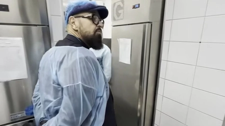 Cristian Popescu Piedone, revoltat de mizeria descoperită la o autoservire din București. Ciorbă depozitată în condiții șocante și sancțiuni usturătoare