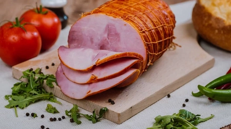 Cum se face șunca de casă afumată? Iată ce mix de condimente trebuie să folosești ca să iasă delicioasă!