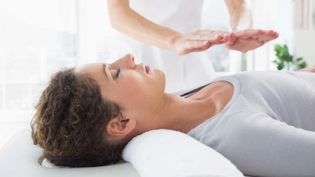 Ce este terapia Reiki? Iată ce spun studiile despre medicina alternativă!