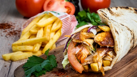 Ce ingrediente se pun în shaorma? Află cum se marinează corect carnea!