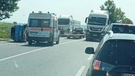 Accident rutier la ieșire din localitatea Sârca. Un autoturism s-a răsturnat