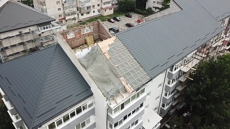 Clipe de groază în comuna Ciurea, după ce acoperișul unui bloc s-a desprins! Geamurile locuințelor s-au spart, iar localnicii cer disperați ca primăria să intervină