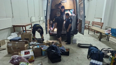 Microbuz cu „marfă surpriză” oprit la graniță! Țigări și alcool, confiscate de polițiștii de frontieră