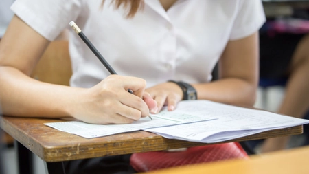 Au vrut să fenteze Bac-ul, dar au ajuns direct la poliție! Vezi ce au pățit elevii prinși cu dispozitive high-tech